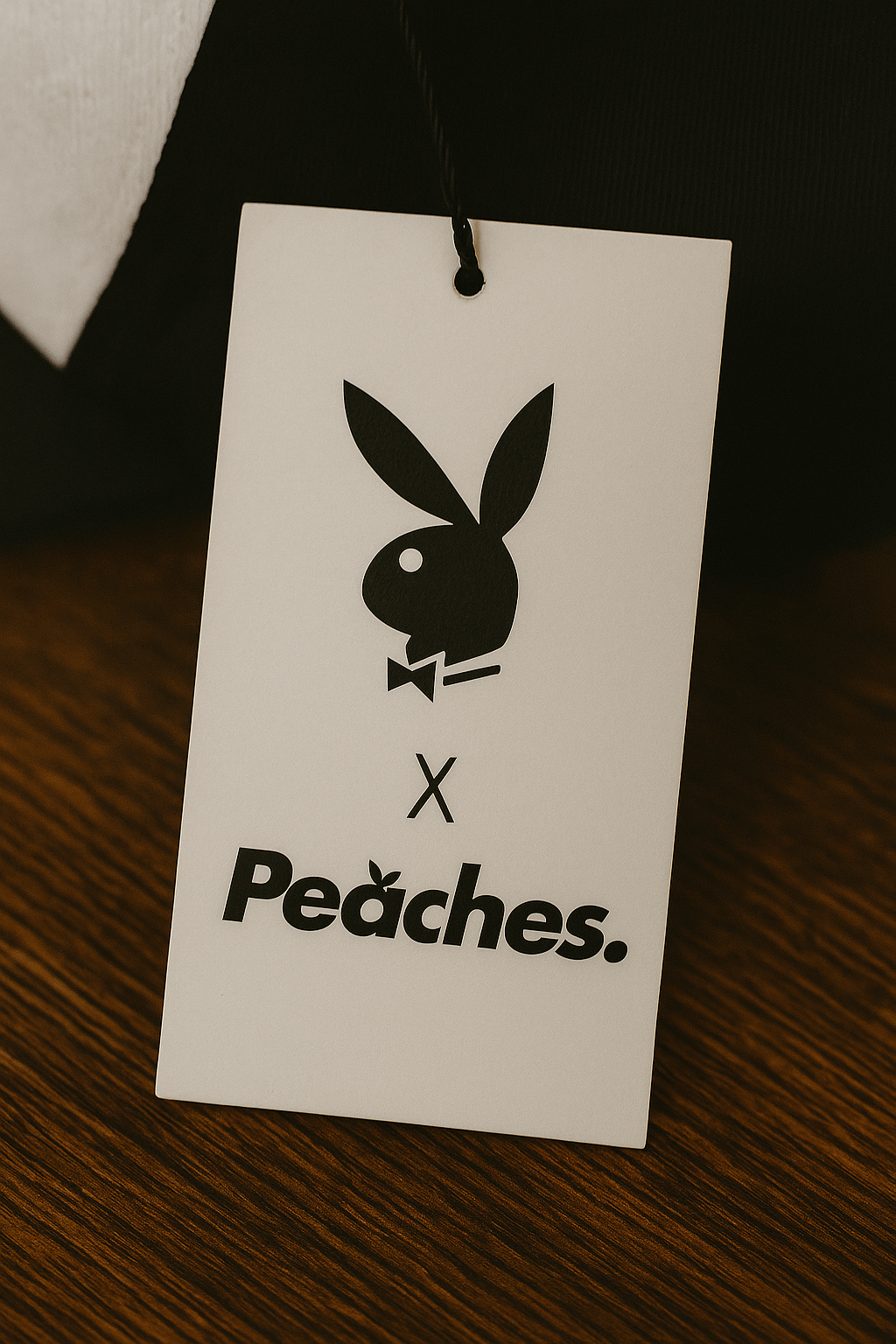 Gorra Playboy® x Peaches – Blanco & Negro